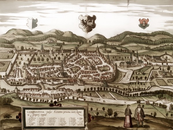 Historische Karte zeigt eine befestigte Stadt umgeben von Hügeln und Feldern, zwei Personen im Vordergrund.