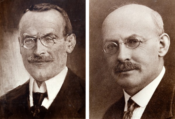 Zwei Porträts von älteren Männern mit Brillen, der eine trägt einen Schnurrbart.