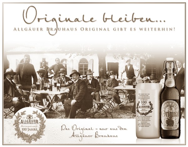 Eine Gruppe von Männern unterschiedlichen Alters sitzt an Tischen und genießt Bier. Neben ihnen ist eine Bierflasche und ein Krug abgebildet.