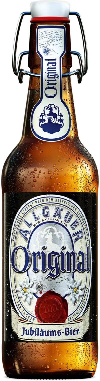 Eine Bierflasche mit Bügelverschluss und Jubiläumsetikett steht aufrecht. Sie ist mit Kondenswasser bedeckt.