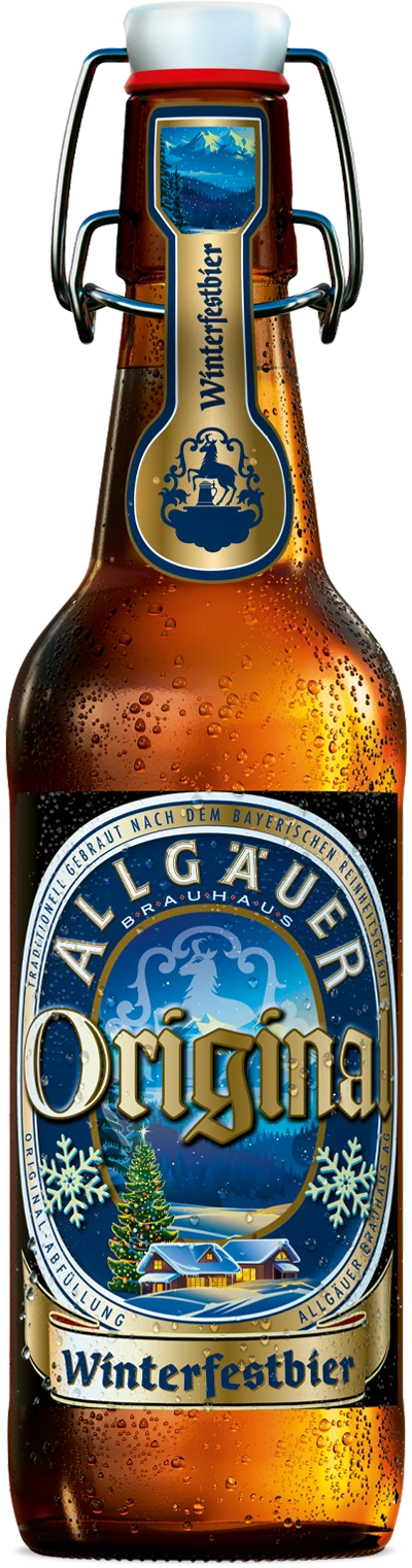 Eine Braunglasflasche mit Bügelverschluss ist mit Tautropfen bedeckt. Sie trägt ein Etikett mit winterlichem Motiv und Schriftzug.