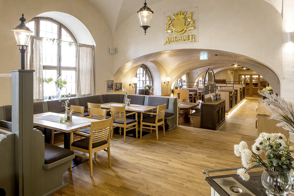 Innenansicht der Gastätte zum Stift, typische Gaststättenatmosphäre mit Holztischen und Stühlen.