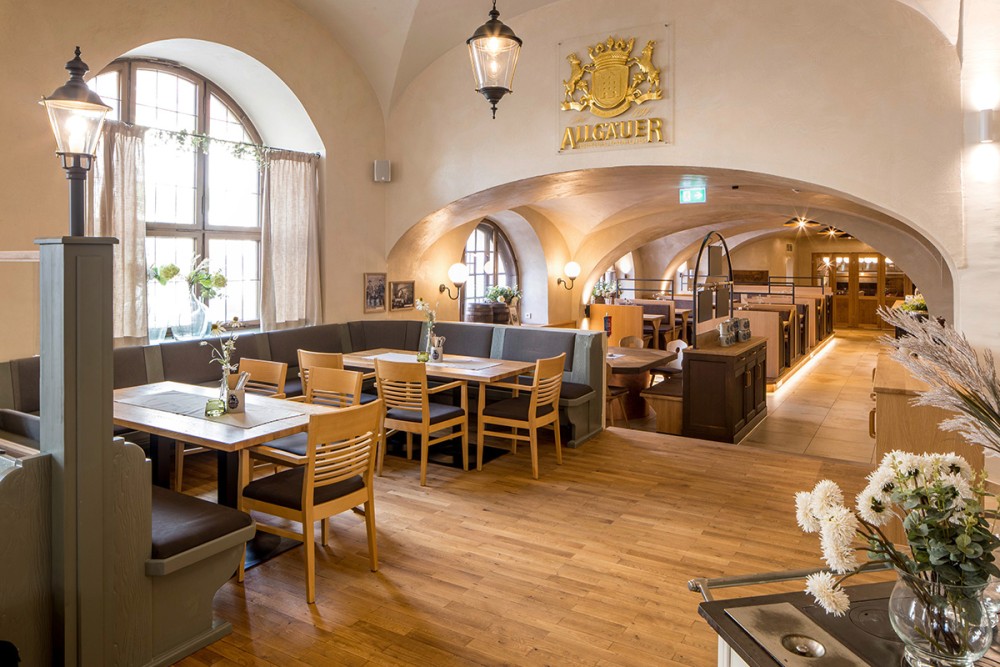 Innenansicht der Gastätte zum Stift, typische Gaststättenatmosphäre mit Holztischen und Stühlen.
