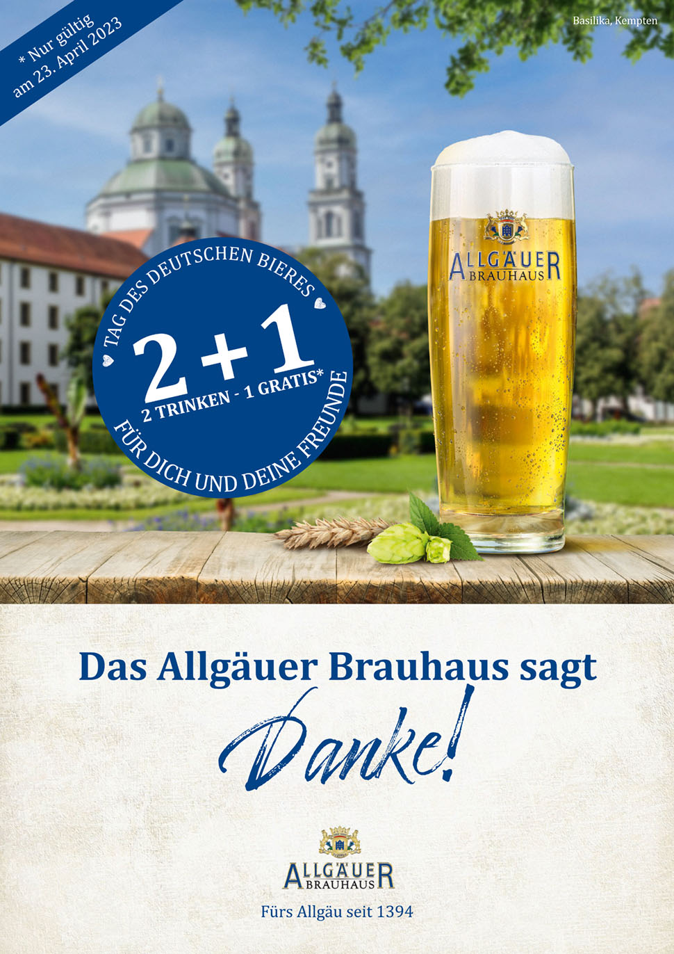 Ein volles Bierglas steht auf einem Holztisch vor einer Basilika. Ein Text bewirbt eine Promotionsaktion.