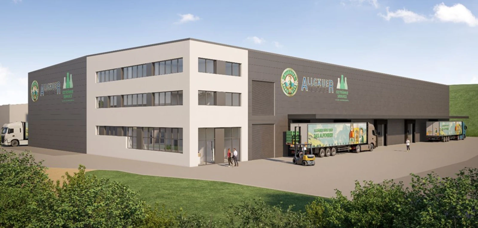 Modernes Industriegebäude mit der Aufschrift Allgäuer Brauhaus, zwei Lkw und Gabelstapler an einer Laderampe.