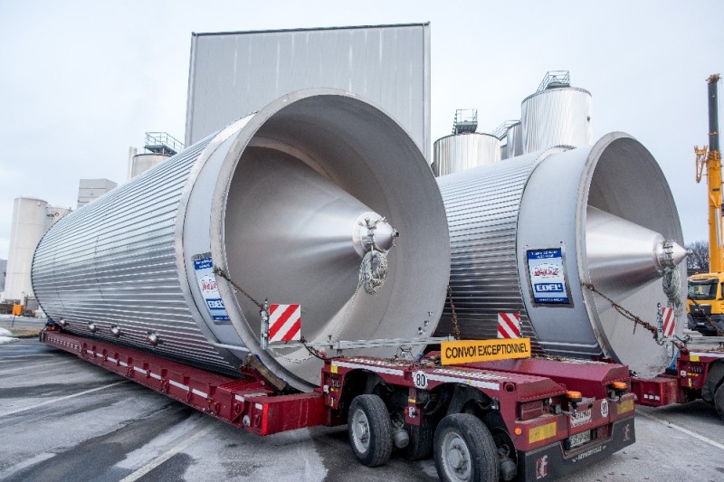 Ein Sondertransport liefert 2 Edelstahlgärtanks auf das Brauereigelände.