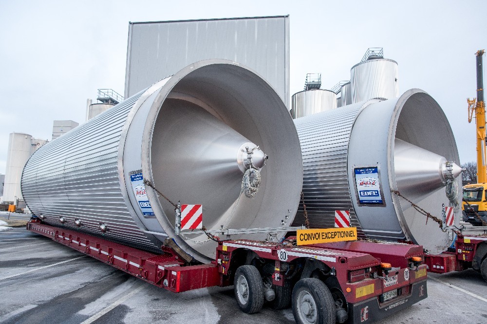 Ein Sondertransport liefert 2 Edelstahlgärtanks auf das Brauereigelände.